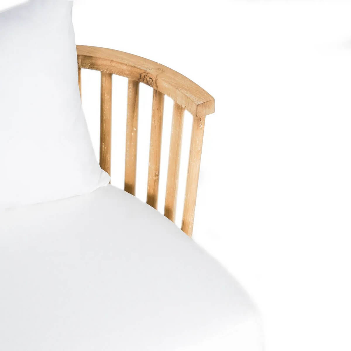 Detail of De Malawi Tweezitter in natuurlijk wit, featuring reclaimed teak and water-resistant cushions for a Bohemian outdoor space.