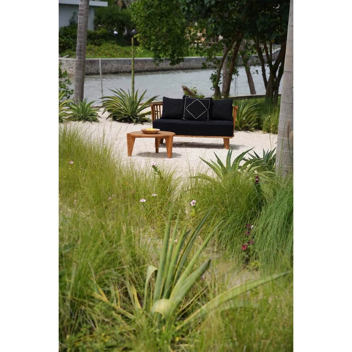 Bohemian De Malawi tweezitter in natuurlijk zwart teakhout, perfect for relaxing outdoors with plush cushions and unique style.
