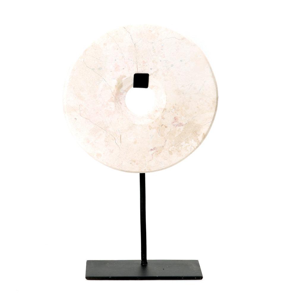 De Marmeren Disc op standaard Bazar Bizar Onze solide marmeren schijf op op maat gemaakte standaard, brengt een strakke eenvoud op een tafel, plank of bureau. Marmer geeft altijd een chique uitstraling aan uw interieur. Een echte aanrader voor wie op zoek