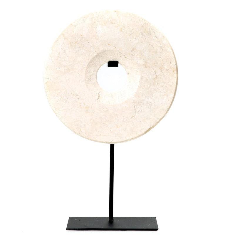 De Marmeren Disc op standaard Bazar Bizar Onze solide marmeren schijf op op maat gemaakte standaard, brengt een strakke eenvoud op een tafel, plank of bureau. Marmer geeft altijd een chique uitstraling aan uw interieur. Een echte aanrader voor wie op zoek