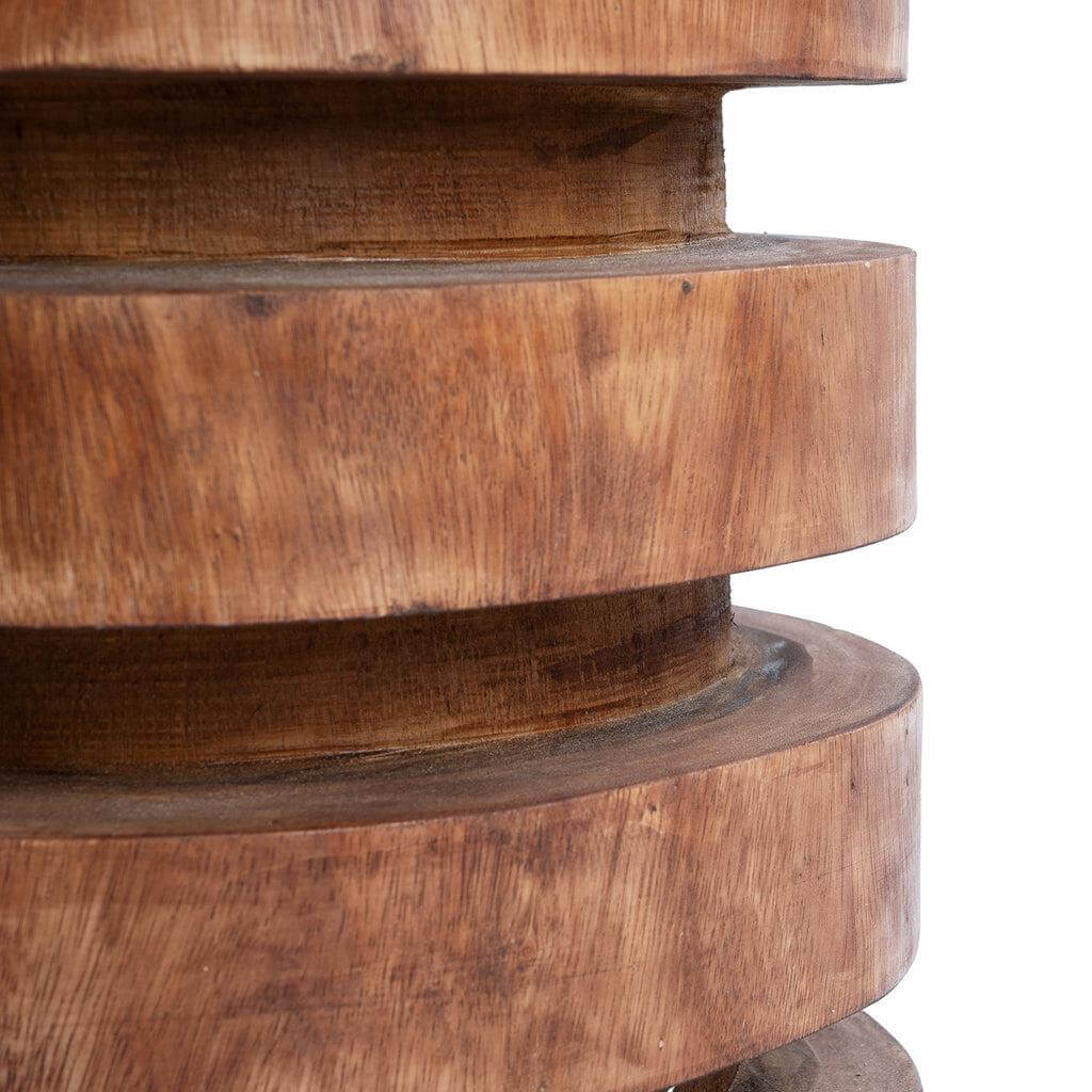 Detail van suarhout met diepbruine lak op De Massaka Kruk, vier massieve ringen zichtbaar. Elegant en duurzaam design.
