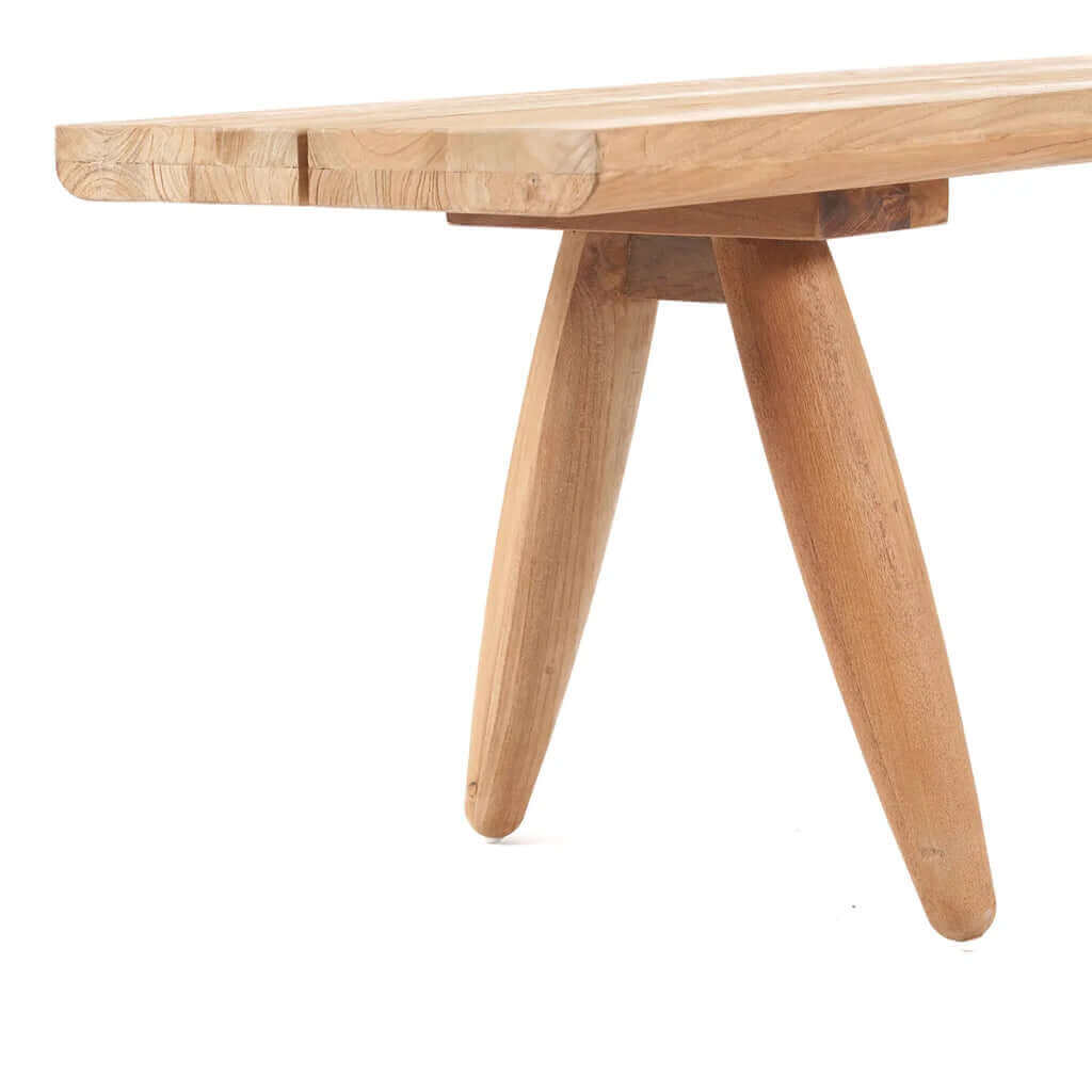 Houten De Matita Bank voor buitenshuis met elegante houten poten.