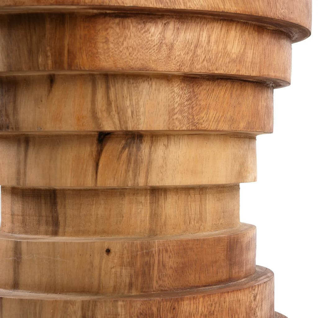 Detail van De Mazu Kruk in natuurlijk Indonesisch suarhout met eigentijds trapsgewijs ringontwerp, luxe afwerking.