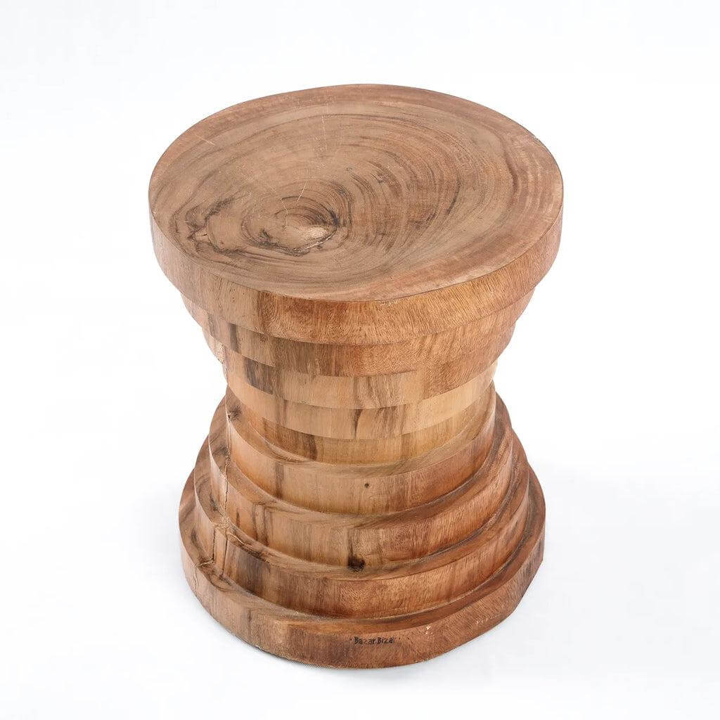 Mazu kruk van natuurlijk Indonesisch suarhout met trapsgewijs ringontwerp, functioneel als bijzettafel. Kleur: Naturel.
