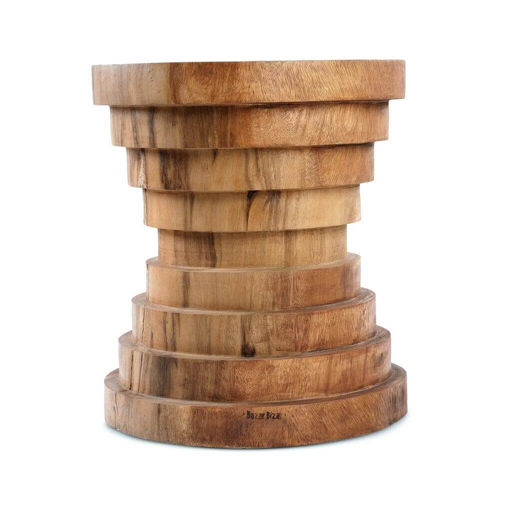 De Mazu kruk in natuurlijk Indonesisch suarhout, eigentijds trapsgewijs ontwerp. Gebruik als kruk of bijzettafel. Kleur: Naturel.