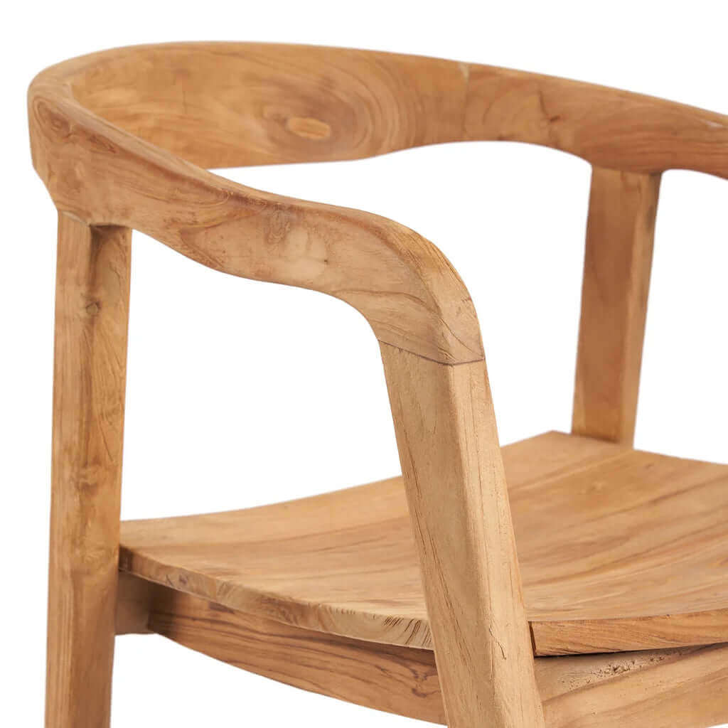 Stijlvolle Nihi Oka eetkamerstoel van teakhout met tijdloos design en gebogen rugleuning voor binnen en buiten.