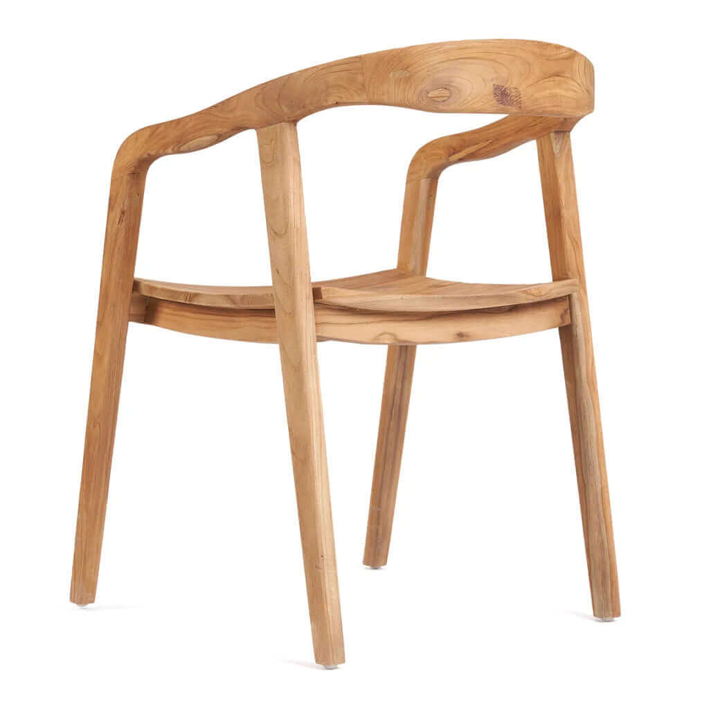 Nihi Oka eetkamerstoel in teakhout met gebogen rugleuning, tijdloos design voor binnen en buiten gebruik.