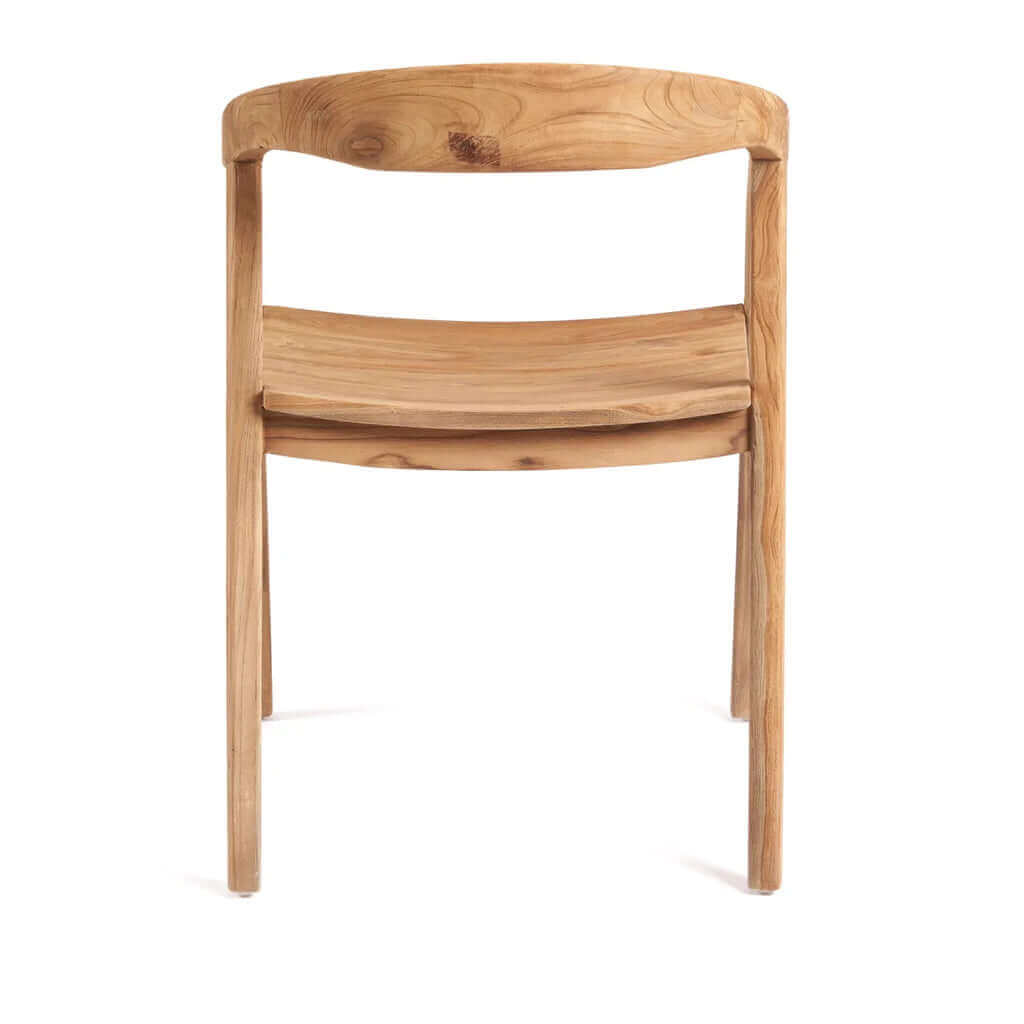 Nihi Oka eetkamerstoel van teakhout met gebogen rugleuning, geschikt voor binnen en buiten. Tijdloos design voor elke ruimte.