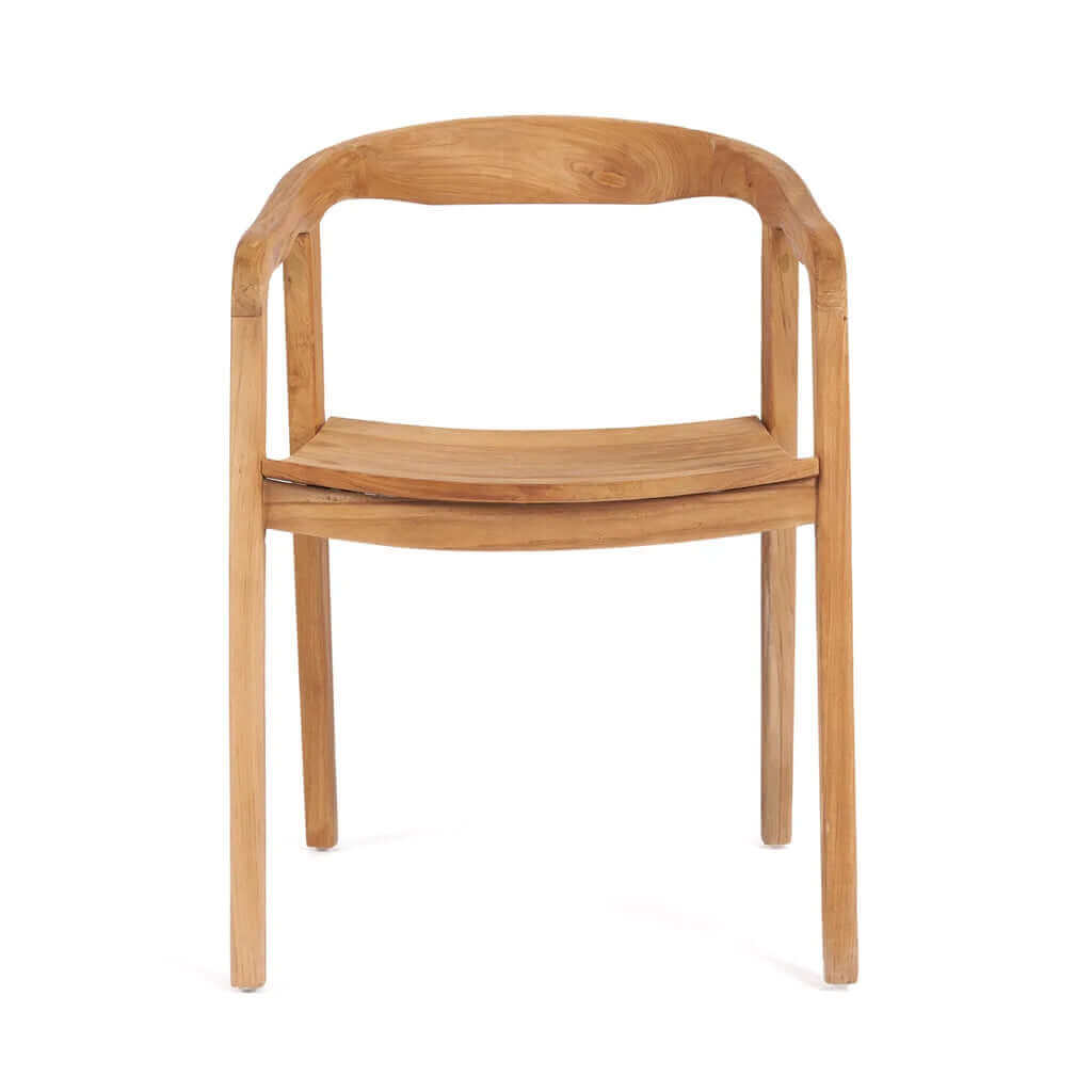 Nihi Oka eetkamerstoel van teakhout met gebogen rugleuning, geschikt voor binnen en buiten. Tijdloos design met warme tinten.