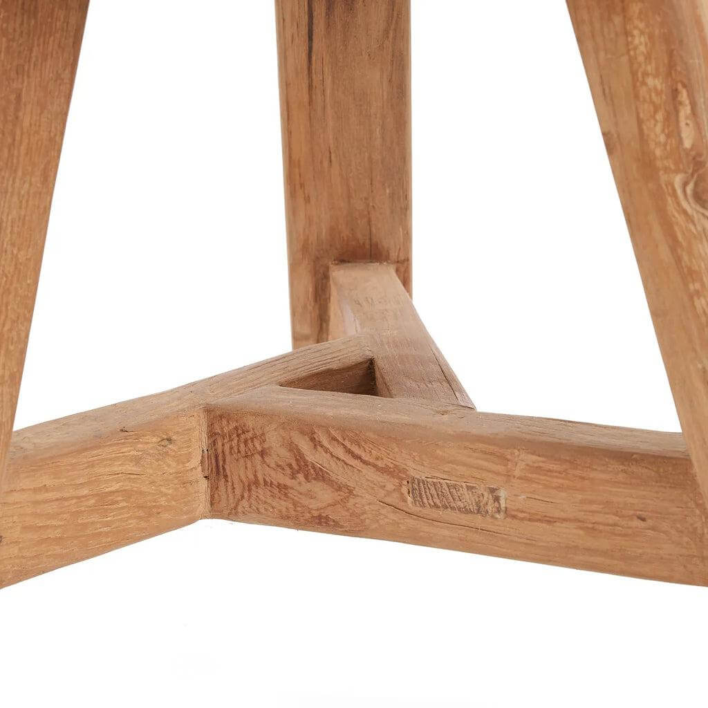 Detail van teakhouten afwerking van de veelzijdige, rustieke De Noguchi kruk, geschikt als kruk of bijzettafel, kleur naturel.