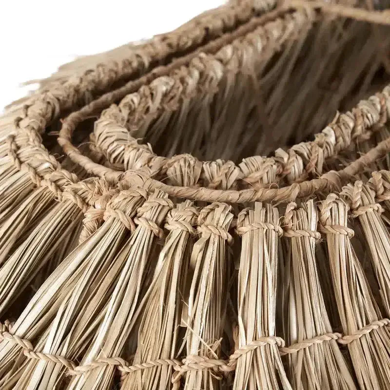 Detail van geweven zeegras van de Nyang Nyang hanglamp, natuurlijk en duurzaam design voor moderne interieurs.