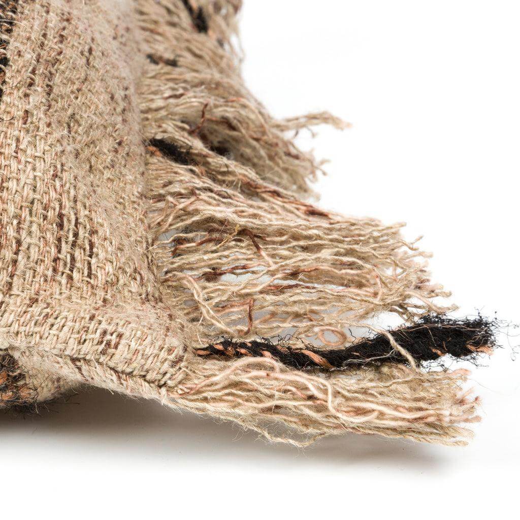Alt Tag: Close-up van de boho kussenhoes 'De Oh My Gee' in beige en zwart katoen, met een textuurrijke franje-afwerking.