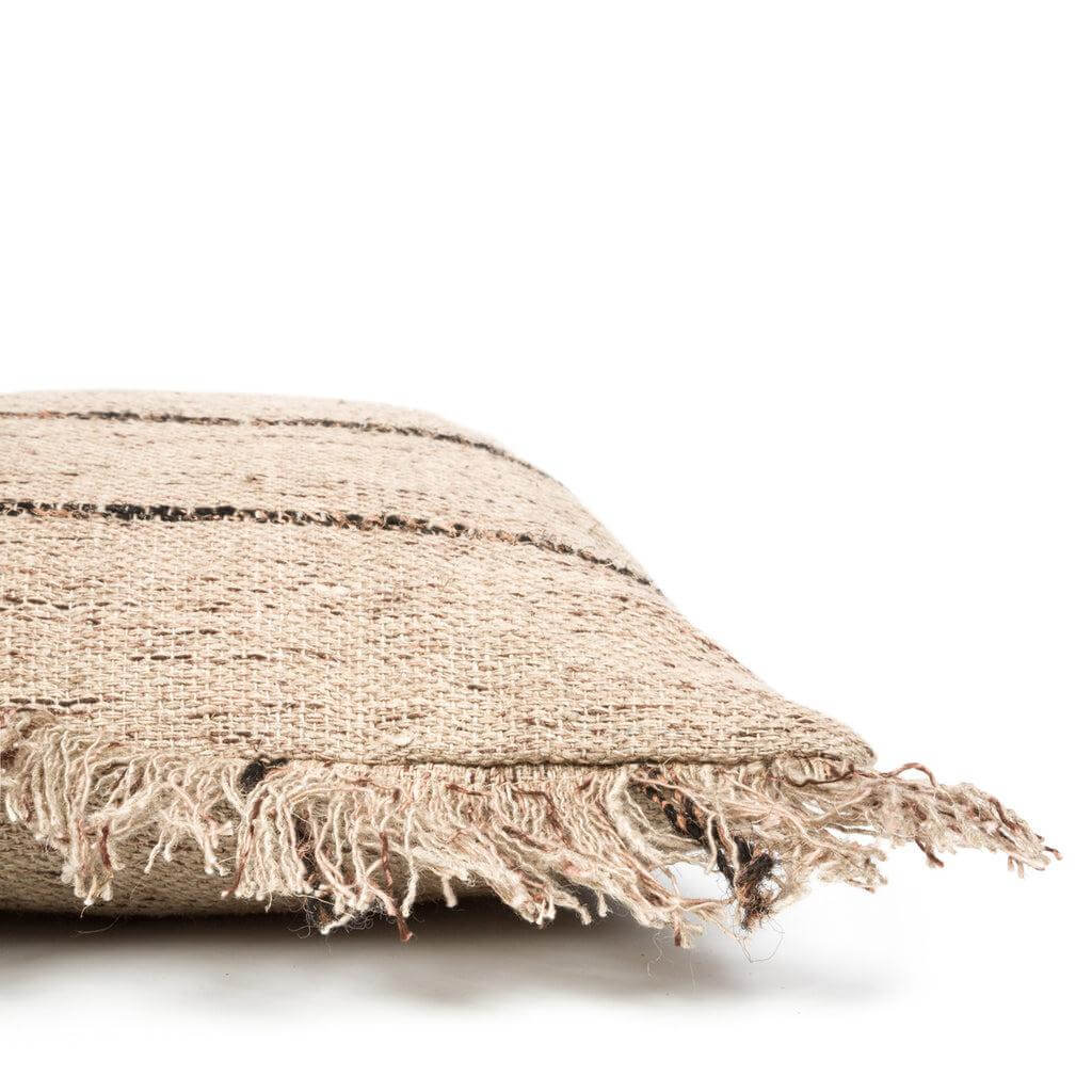 De Oh My Gee kussenhoes in beige en zwart, 60x60 cm, voegt een boho-touch toe aan interieur en tuin; gemaakt van zacht katoen.