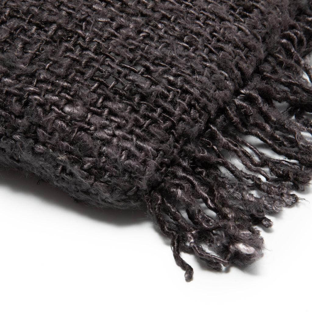 Close-up van De Oh My Gee kussenhoes, marinezwart, 30x50 cm, zachte katoenen textuur met sierlijke franjes.