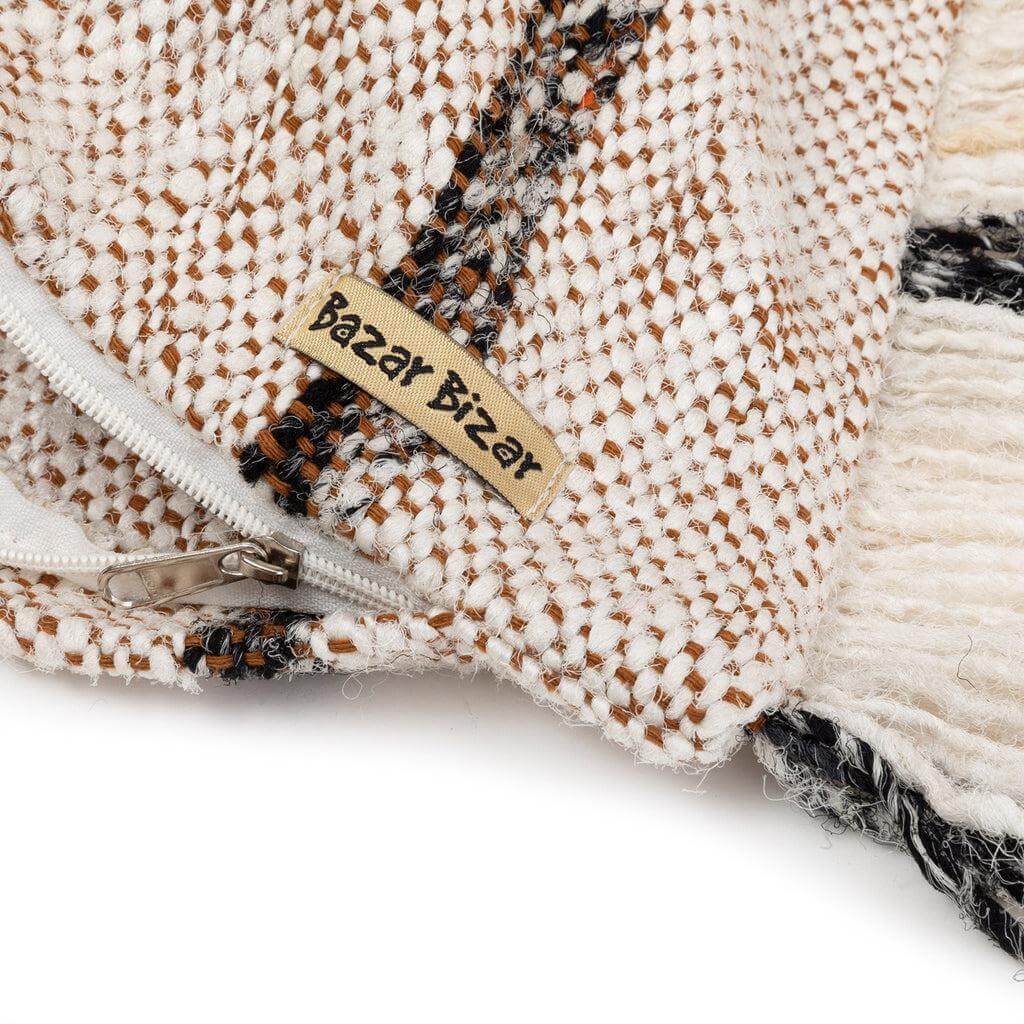 Close-up van de Oh My Gee kussenhoes met rits en Bazar Bizar label, bohemian stijl in wit katoen. Sfeervol en handgemaakt, geen binnenkussen.