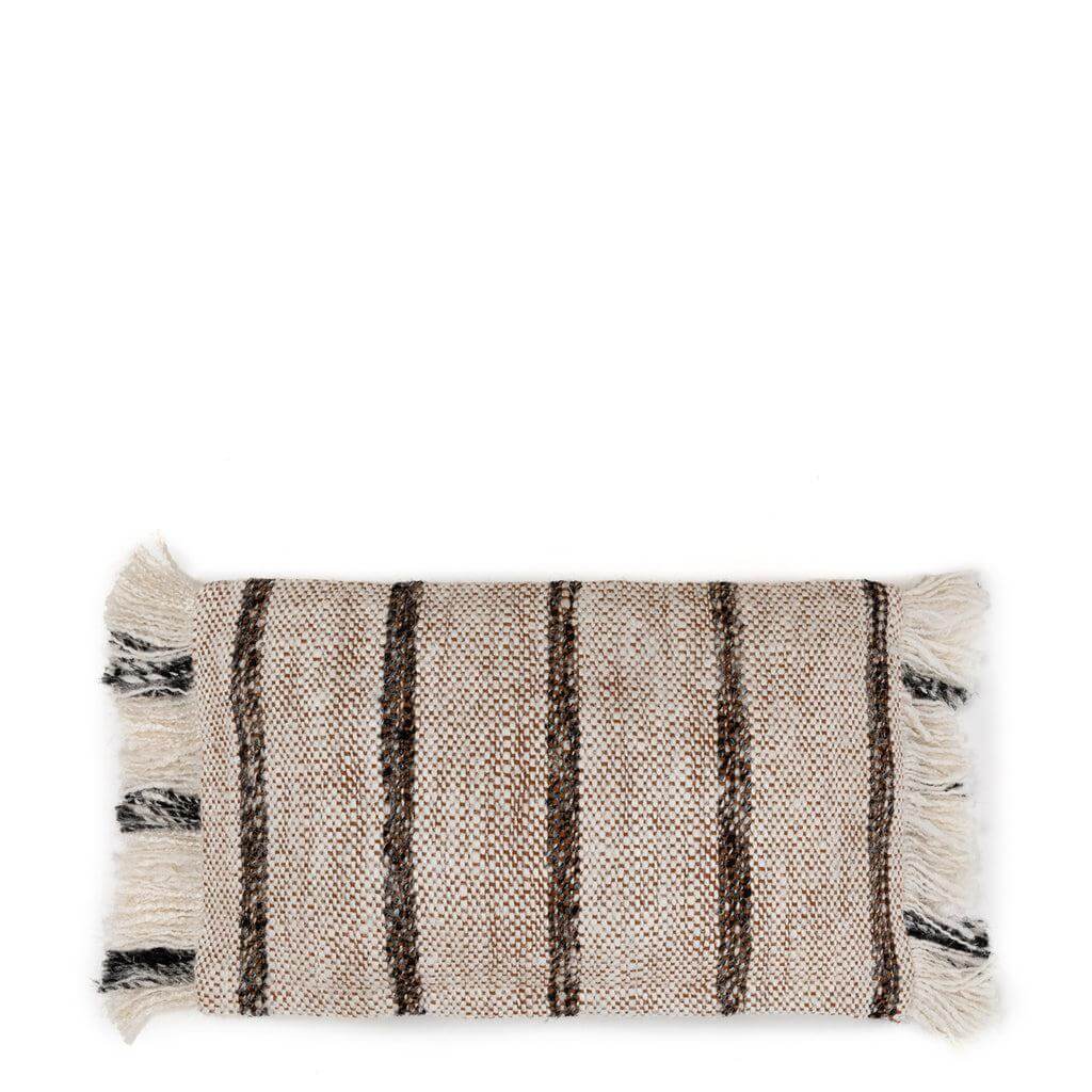 De Oh My Gee Kussenhoes in Bohemian Wit, 30x50 cm, handgemaakt met katoenen textuur. Perfect voor een boho sfeer. Geen binnenkussen inbegrepen.