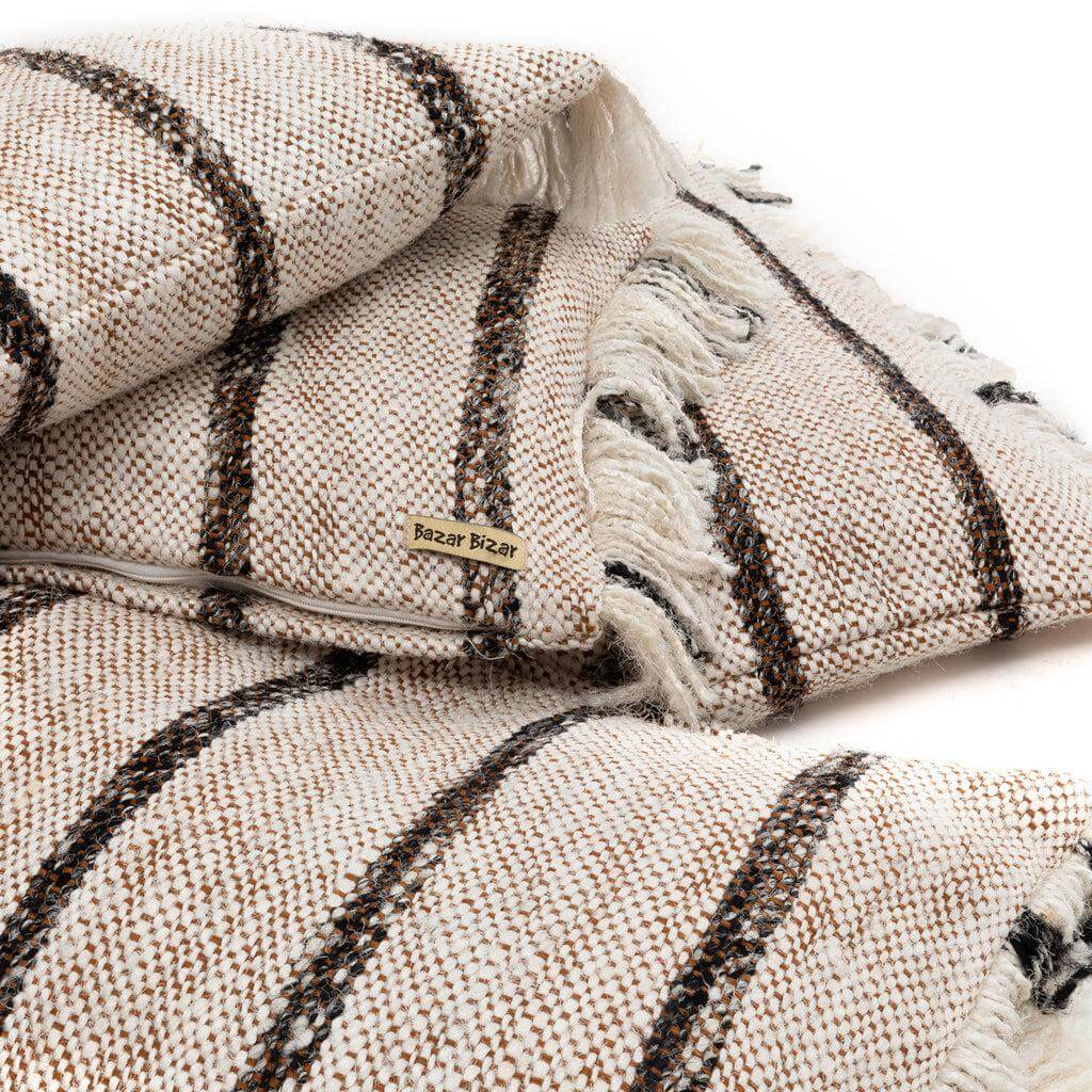 De Oh My Gee kussenhoes in Bohemian wit, katoen. Perfect voor boho uitstraling in woonkamer of tuin. Handgemaakt textiel, uniek design.