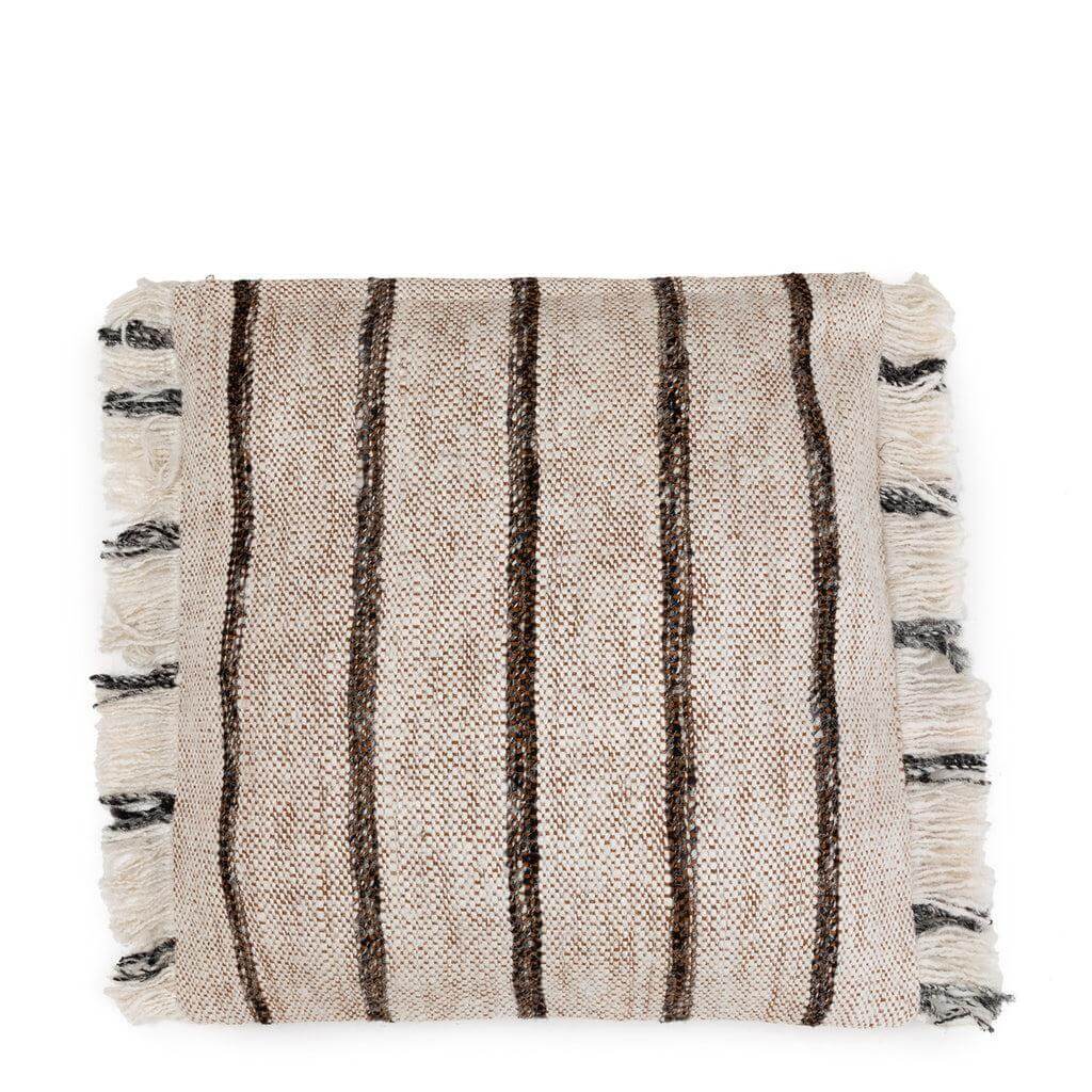 Bohemian witte kussenhoes van katoen 60x60 cm met strepen en franjes, voor een sfeervolle boho uitstraling in huis of tuin.