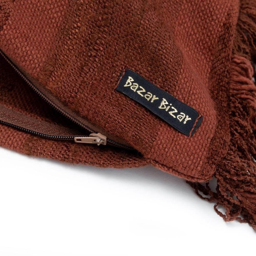 Bordeaux velvet kussenhoes 60x60 cm van Bazar Bizar met ritssluiting en label, boho stijl voor woonkamer of tuin.