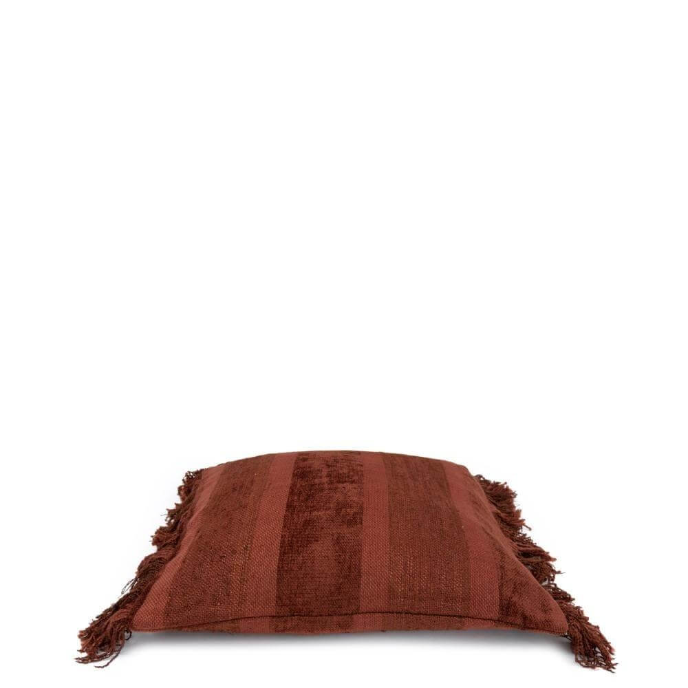 Donkerrode velvet kussenhoes met strepen en franjes, 60x60 cm, perfect voor een bohemian look in huis of tuin. Binnenkussen niet inbegrepen.