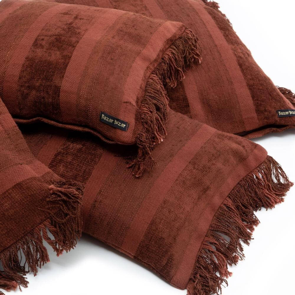 Kussenhoes Bordeaux fluweel 60x60 met franjes, boho stijl en handgemaakt katoen voor woonkamer en terras.