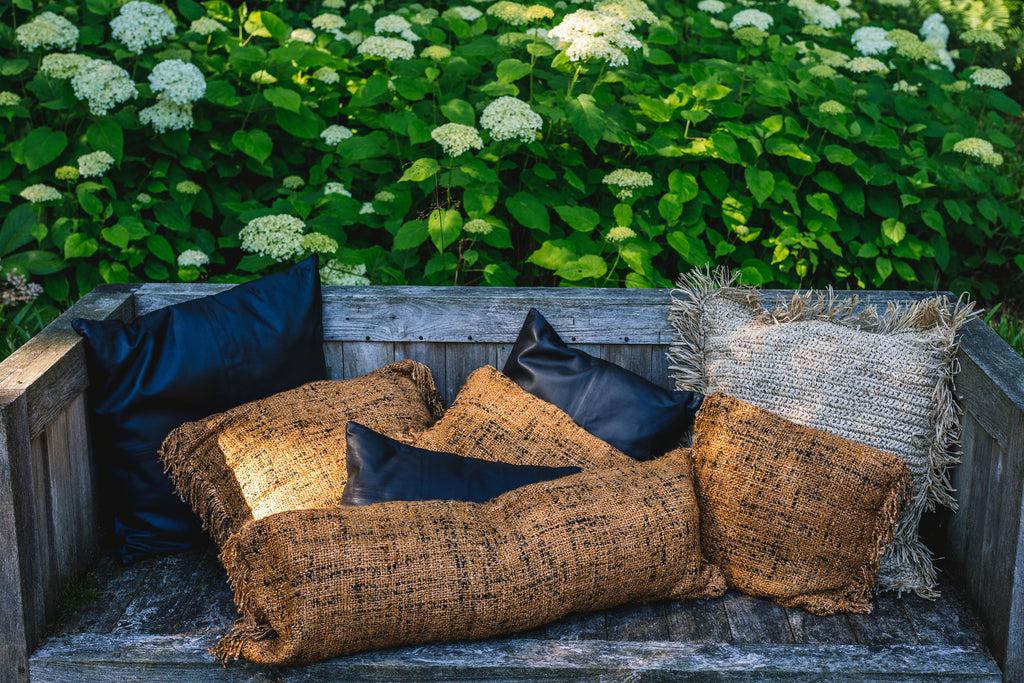 De Oh My Gee Kussenhoes - Cinnamon Zwart - 35x100 Bazar Bizar Dit katoenen kussen voegt een mooi textuurelement toe aan uw stoffering. Een onmisbaar stuk om een boho vibe toe te voegen aan uw woonkamer, slaapkamer of zelfs in de tuin of op het overdekte t