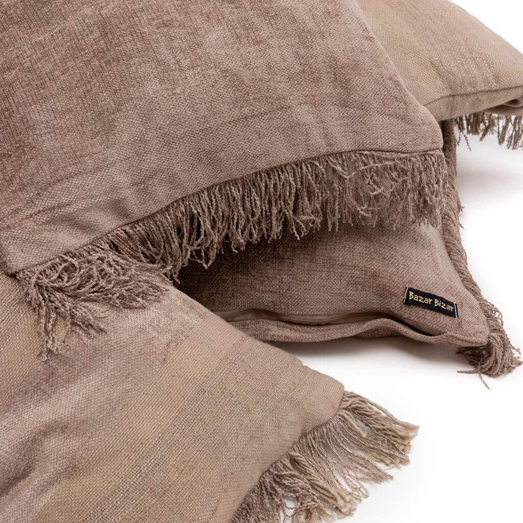 Velvet kussenhoes in beton kleur met franjes, 35x100 cm, voegt boho charme toe aan elk interieur, handgemaakt en uniek textielontwerp.