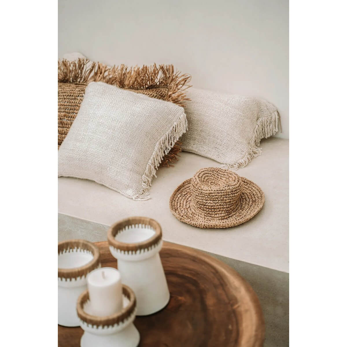 Alt Tag: De Oh My Gee Kussenhoes in crème op een bank met boho-accessoires, ideaal voor woonkamer of terras styling, 40x40 formaat.