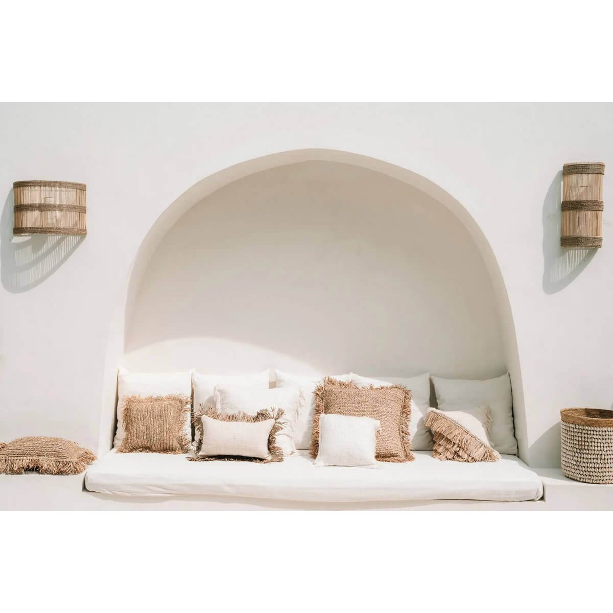 Gezellige veranda met boho stijl kussens in crèmekleurige kussenhoezen, perfect voor ontspanning in je tuin of woonkamer.