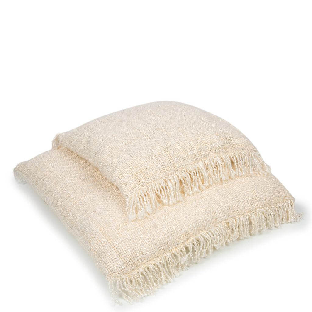 De Oh My Gee kussenhoes in crème, 60x60 cm, voegt een boho touch toe aan interieur. Zacht katoen, geen binnenkussen inbegrepen.