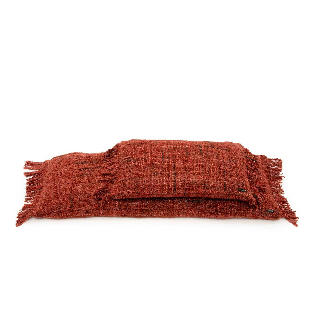 Kersenrode kussenhoes De Oh My Gee, 30x50 cm, voegt boho-stijl toe aan uw interieur, tuin of patio. Gemaakt van zacht katoen. Geen binnenkussen.