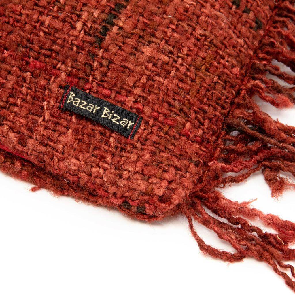 De Oh My Gee Kersenrood kussenhoes met boho-stijl, zacht katoen, franje details, 60x60cm - perfect voor interieur of tuin.