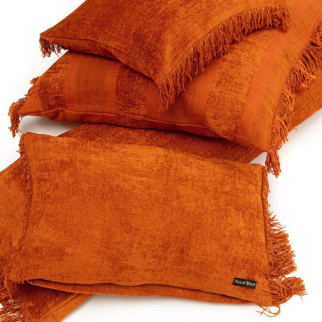De Oh My Gee kussenhoes in roestfluweel, 35x100 cm, geeft een boho vibe aan je interieur. Perfect voor de woonkamer of slaapkamer.
