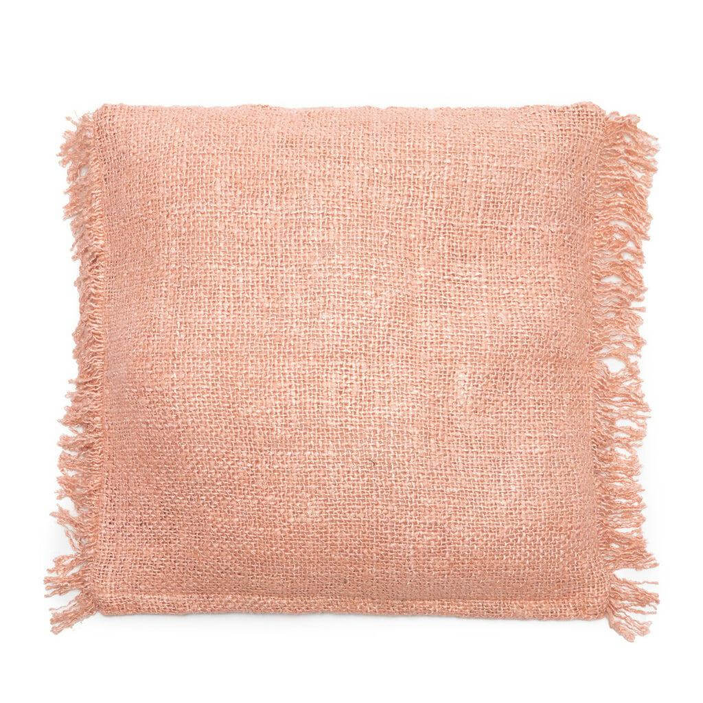 De Oh My Gee kussenhoes in zalmroze, 60x60 cm, geeft een boho-touch aan interieurs met zachte, katoenen textuur en franje details.