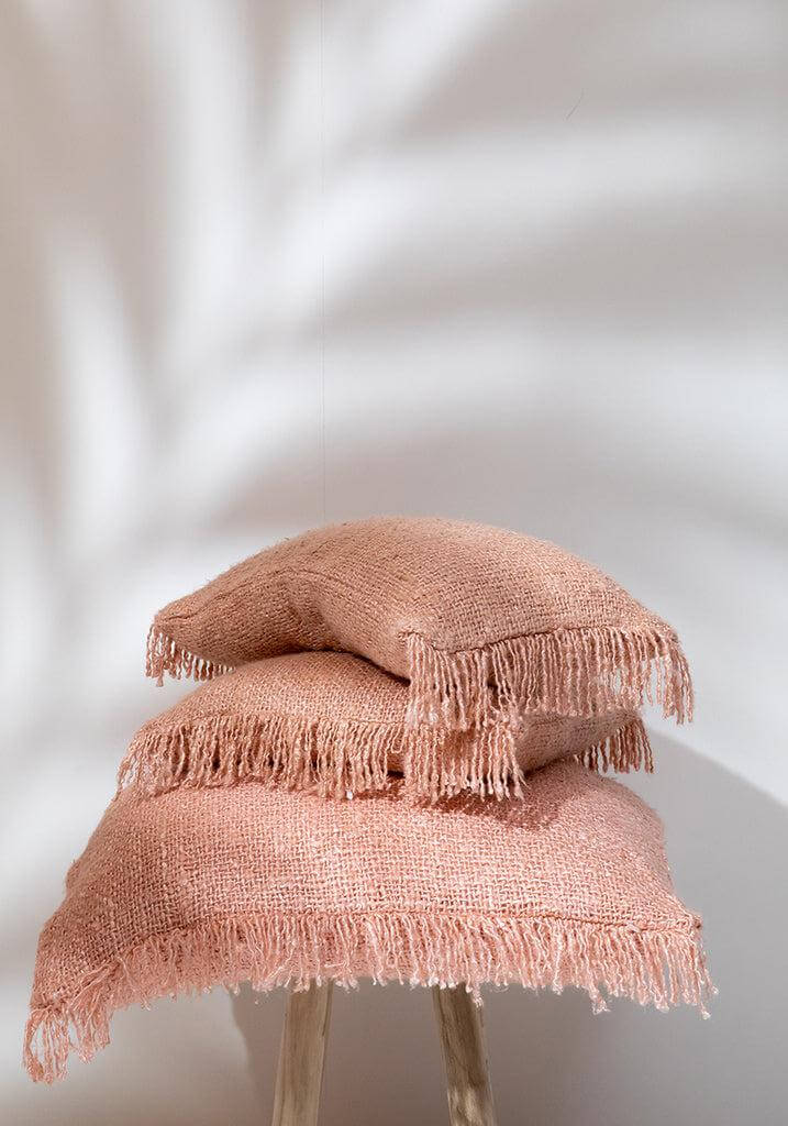Zalm roze kussenhoezen van zacht katoen, boho-stijl, zonder binnenkussen, maat 60x60 cm, voegt textuur toe aan interieur.