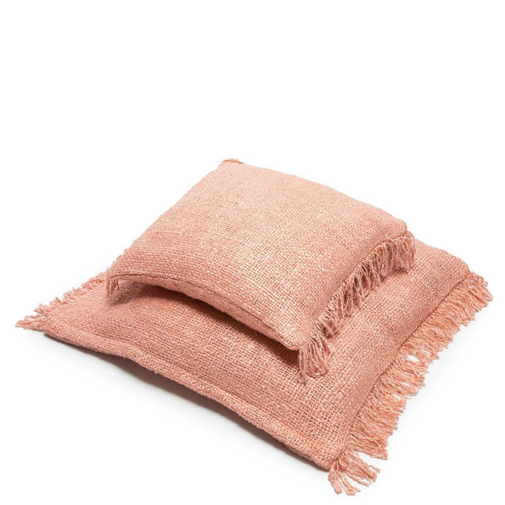 Zalm roze kussenhoes 60x60 cm voegt boho-stijl en textuur toe aan interieur, tuin of patio. Gemaakt van zacht katoen. Kussen niet inbegrepen.