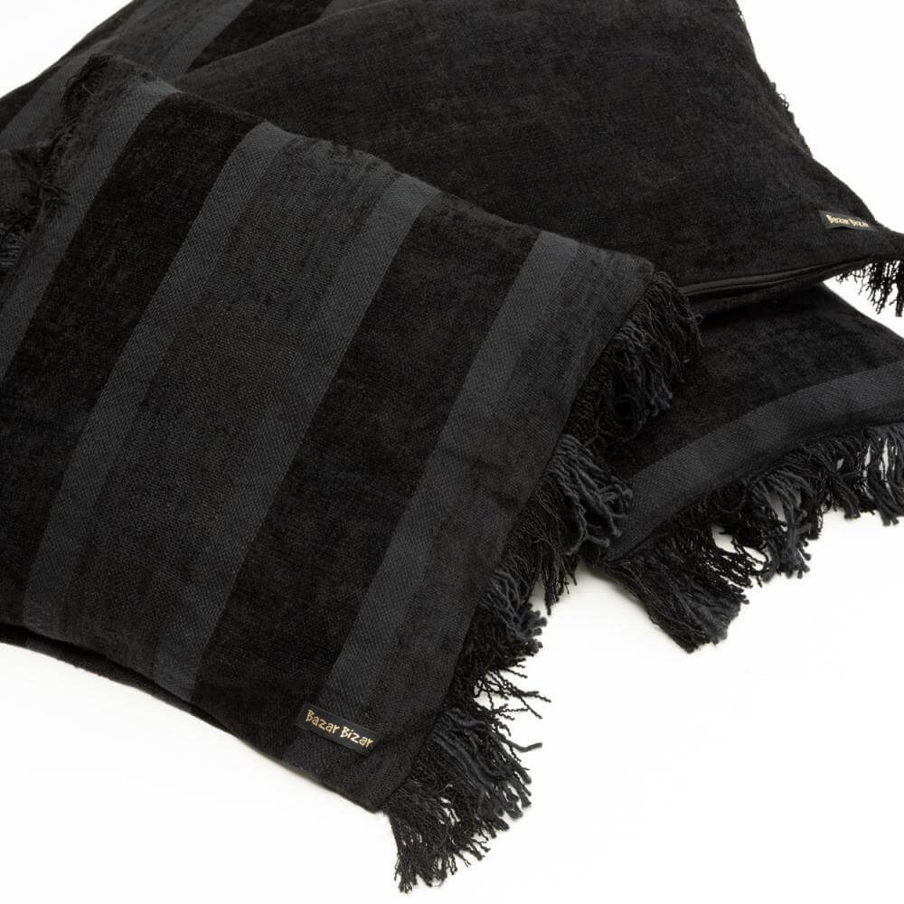 Zwart fluwelen kussenhoes 30x50 met strepen en franjes, perfect om een boho sfeer aan je interieur toe te voegen. Binnenkussen niet inbegrepen.