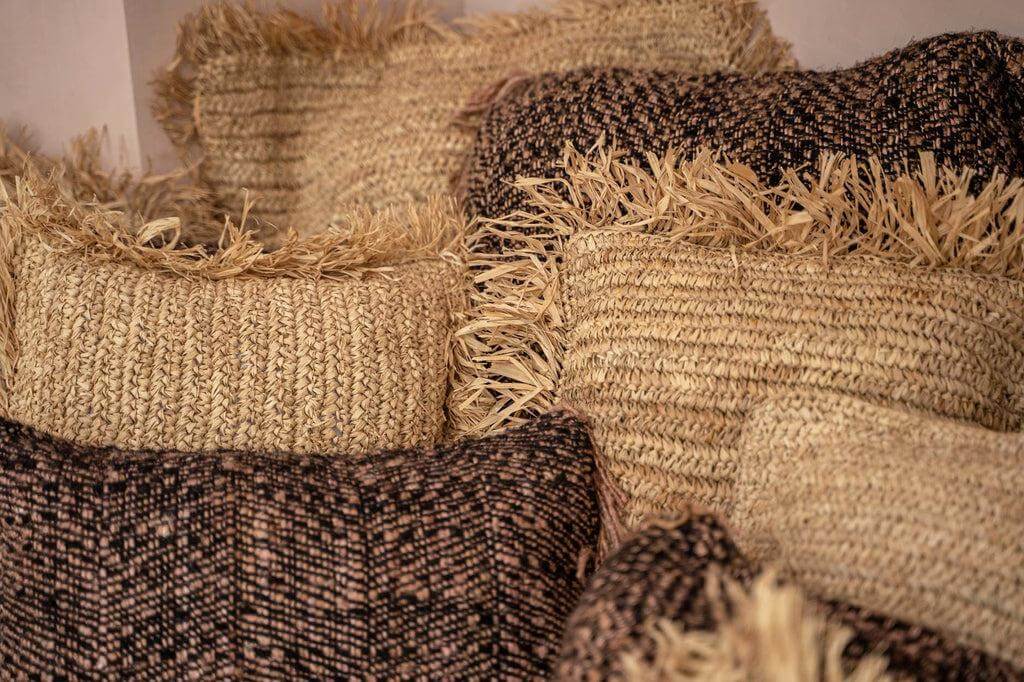 Gezellige bundel van boho kussens in diverse texturen met franjes, perfect voor een chique en warme sfeer in huis of tuin.