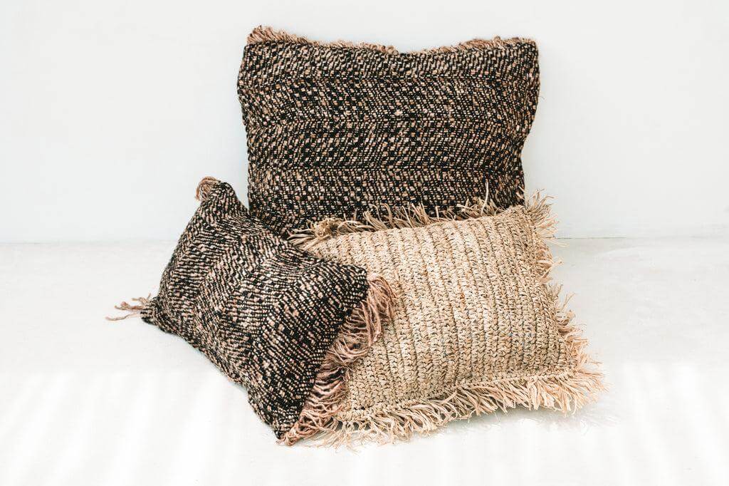 Drie stijlvolle kussenhoezen in zwart koper en beige, ideaal voor een boho-touch in je interieur. Hoogwaardige textuur.