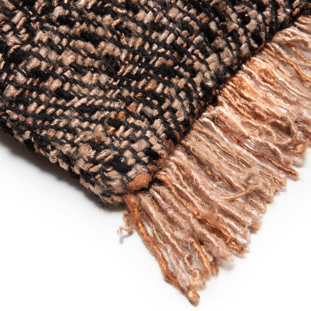 Alt Tag: Close-up van De Oh My Gee Kussenhoes, zwart koper, 30x50 cm, katoenen textuur met boho-franjes.