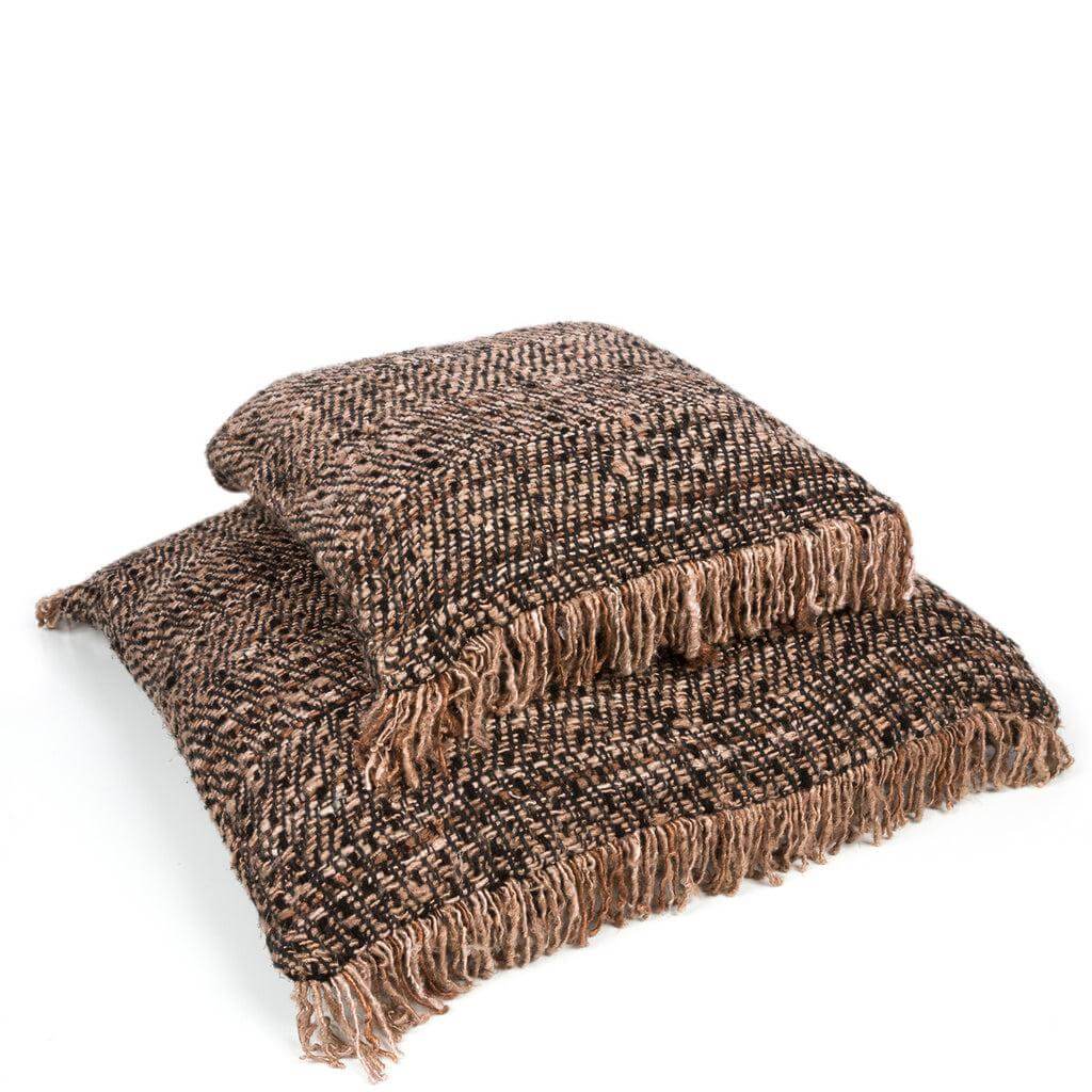 Zwarte en koperkleurige kussenhoes met textuur franje design, ideaal voor een boho interieur. Gemaakt van zacht katoen, 40x40 cm.