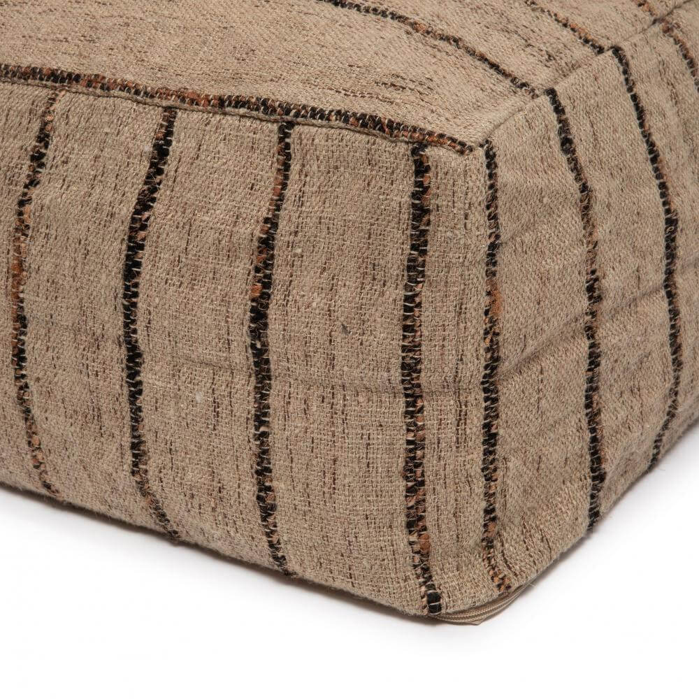 Katoenen poef in beige met zwarte strepen, een stijlvolle en comfortabele aanvulling voor elke woonruimte.