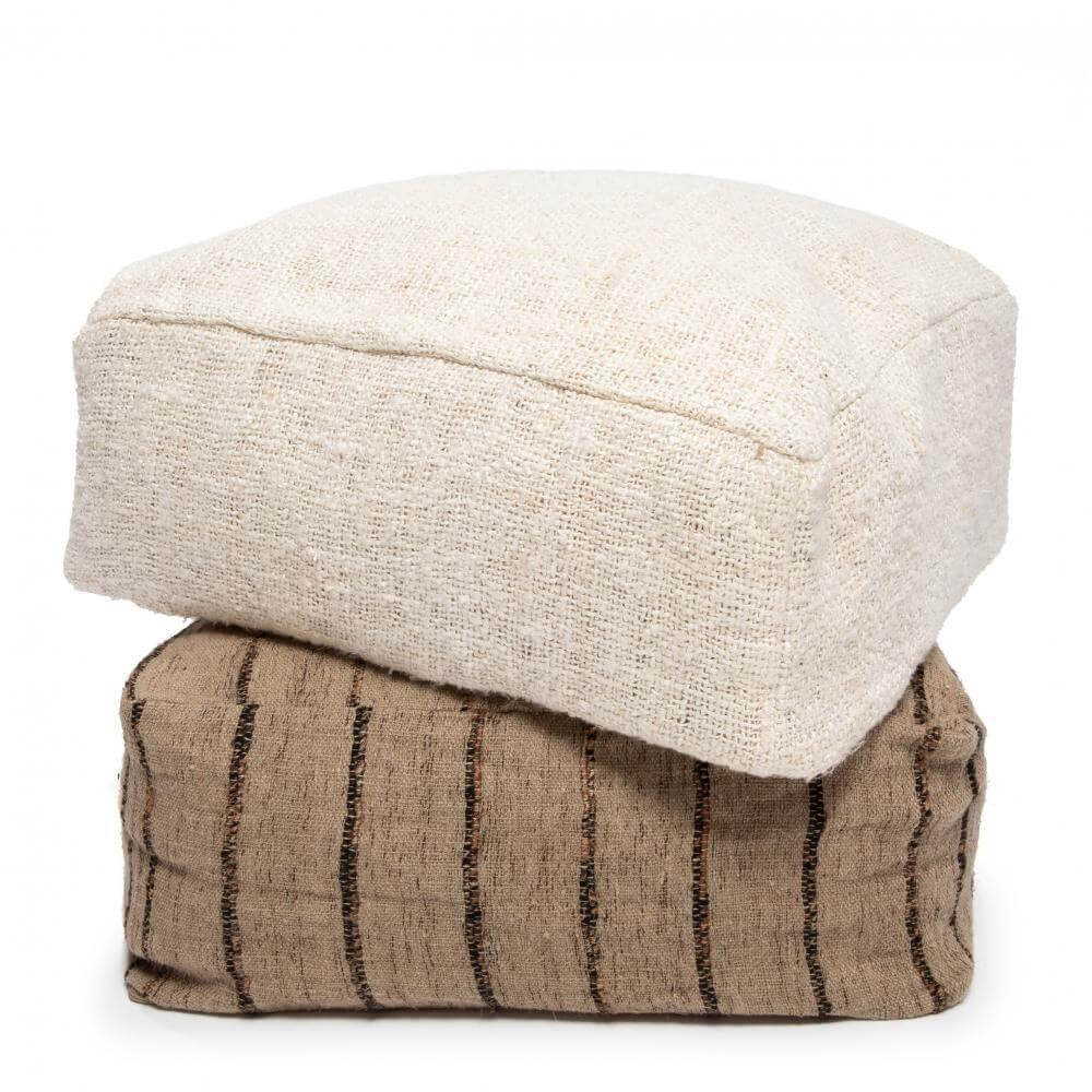 De Oh My Gee Poef in beige en zwart, katoenen handgemaakte zitelementen voor stijlvol comfort in huis of overdekte buitenruimte.