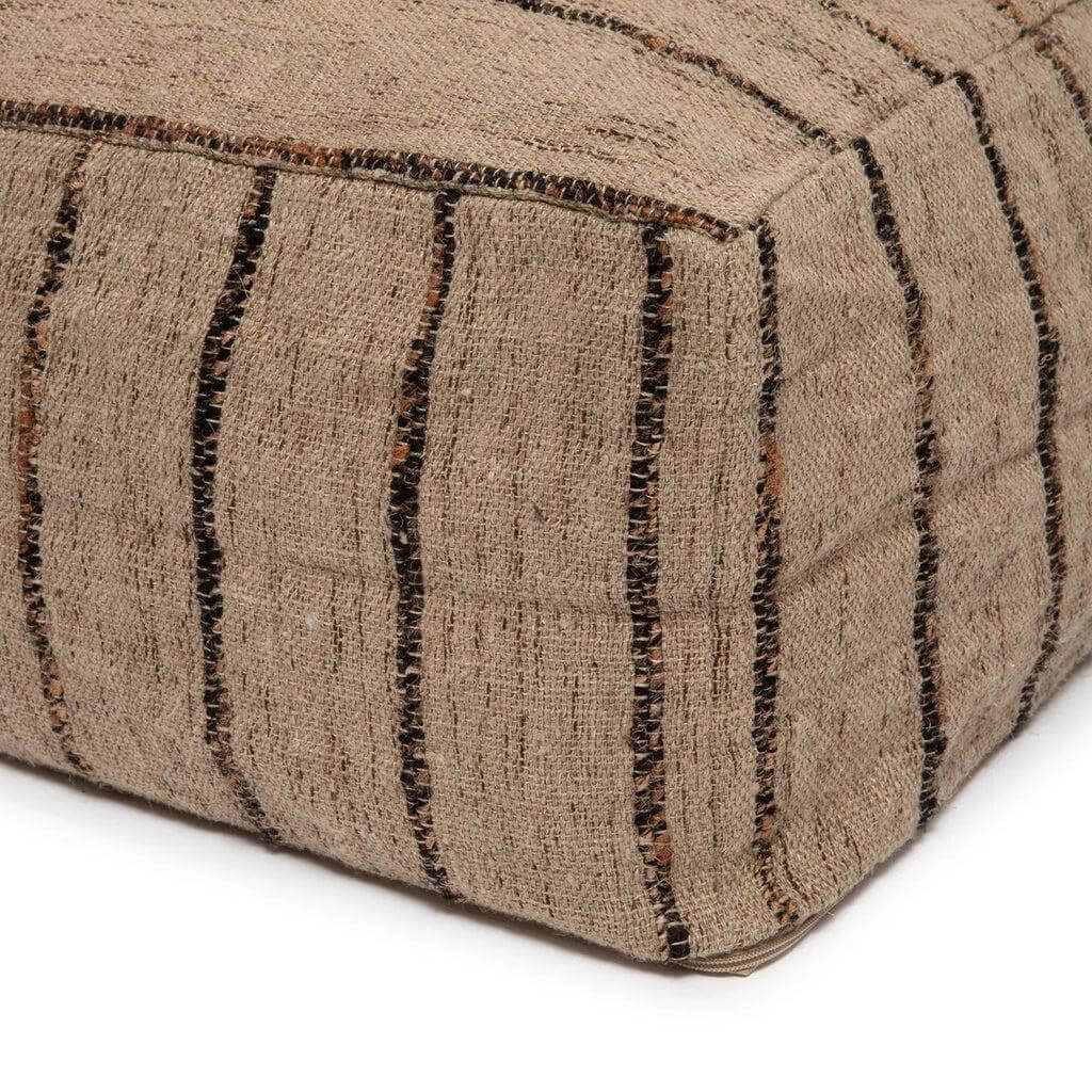 Alt Tag: De Oh My Gee poef in beige met zwarte strepen, katoenen design voor stijlvolle, comfortabele zitervaring.