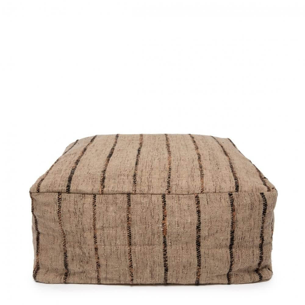 Beige en zwart gestreepte katoenen poef, perfect voor als accent en zitelement in huis of overdekte buitenruimtes.