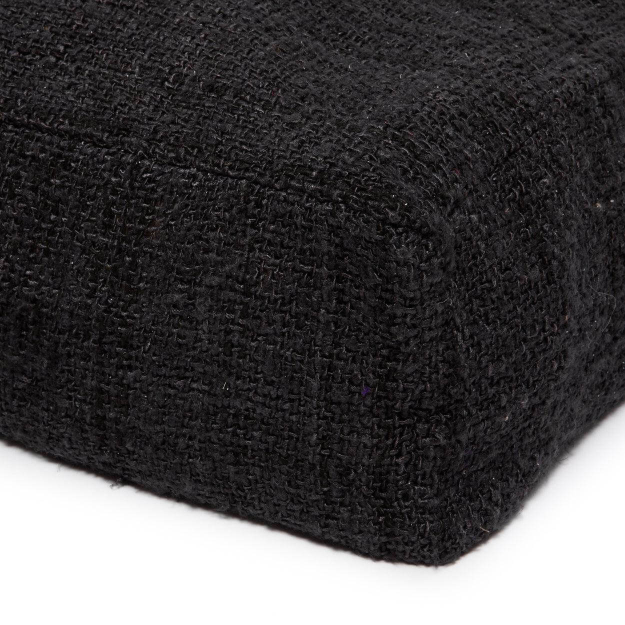 Zwarte katoenen poef detail, perfect voor stijlvol huis of overdekte buitenruimte, met zachte en duurzame materialen.