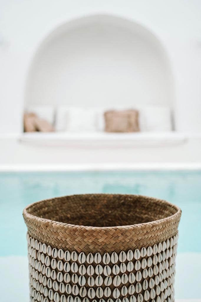 Handgemaakte pandan mand met schelpen uit Bali, perfect voor interieurdecoratie. Bewaar was of speelgoed in stijl! Kleur: Naturel Wit, hoogte 40cm.