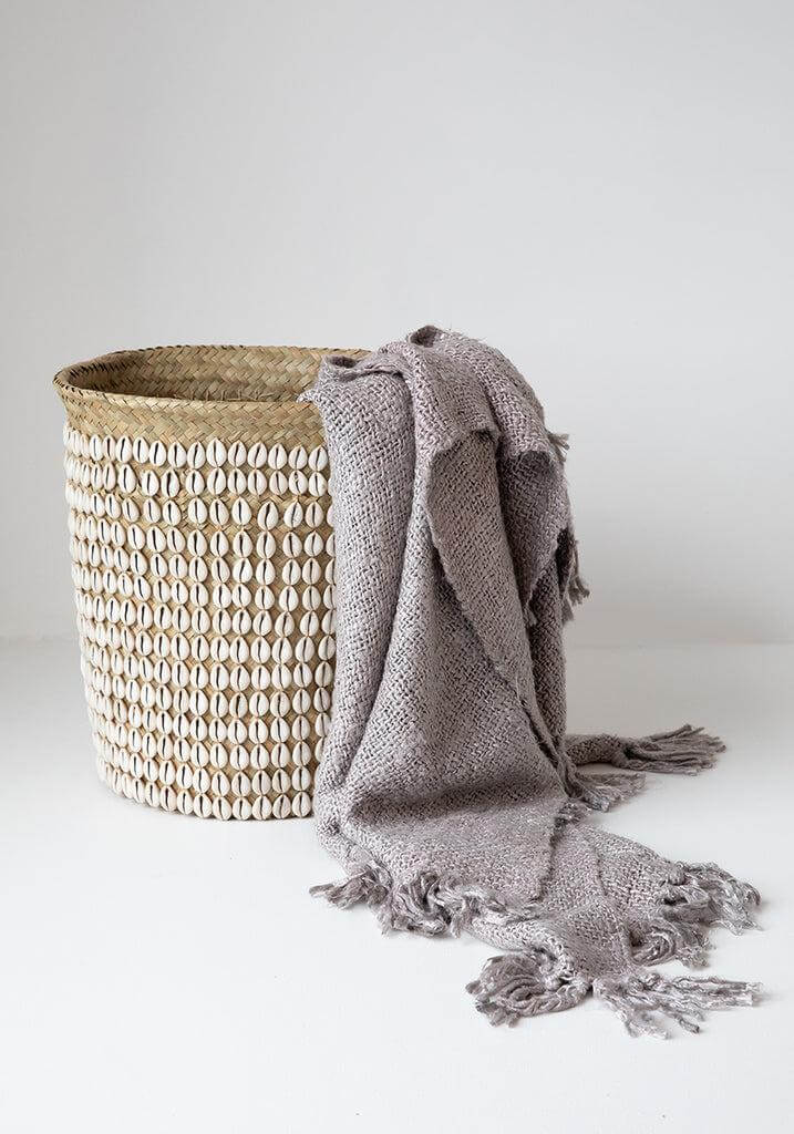 Handgemaakte pandan mand versierd met Balinese schelpen, ideaal voor decoratie of opslag in natuurlijke witte tinten.