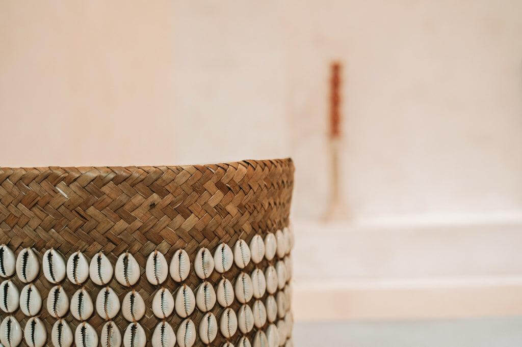 Mooie handgemaakte mand van pandanplant met schelpen van Balinese stranden, perfect voor opslag of als decoratief item.