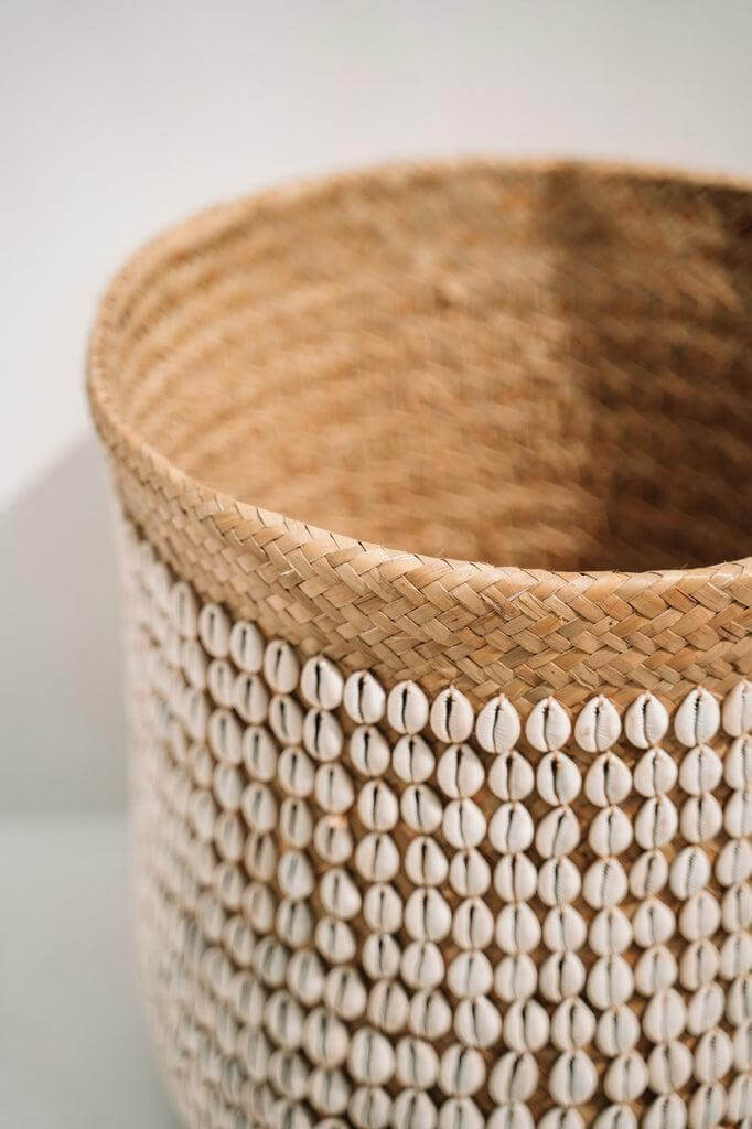 Handgemaakte pandanmand met schelpen, ideaal voor opslag en decoratie, natuurlijke en witte kleuren, hoogte 40 cm.
